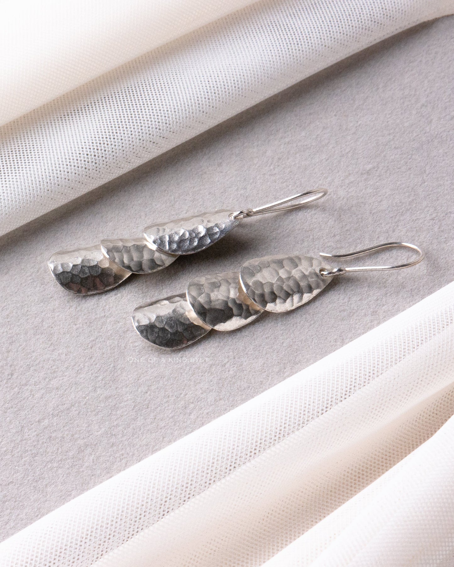 KSE28 カレンシルバー ピアス<ハンマード 3連ドロップ>