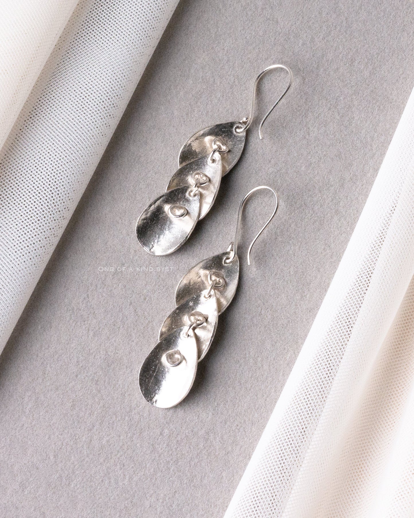 KSE28 カレンシルバー ピアス<ハンマード 3連ドロップ>