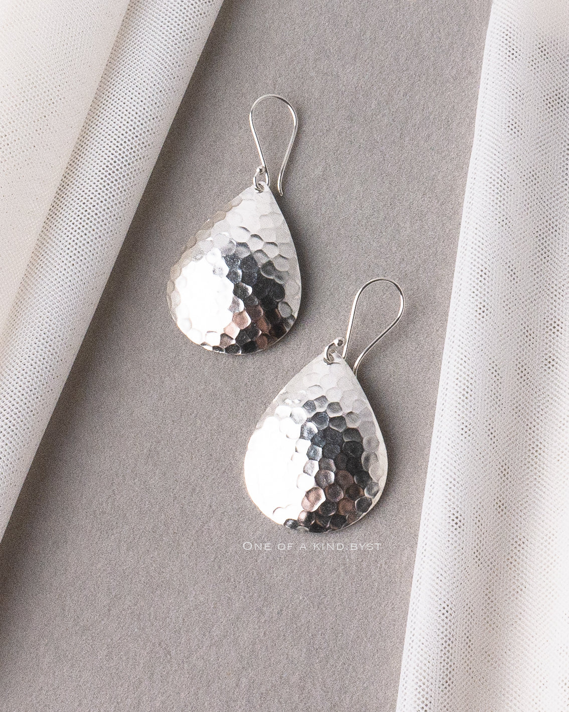 KSE27 カレンシルバー ピアス<ハンマード ドロップ>