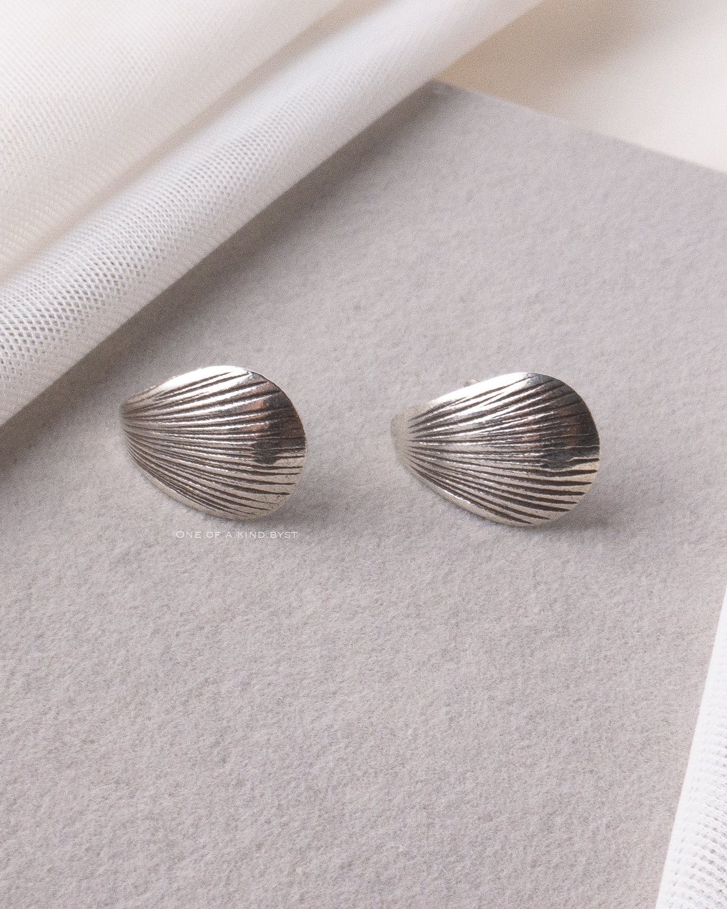KSE35 カレンシルバー ピアス<シェルスタッド>