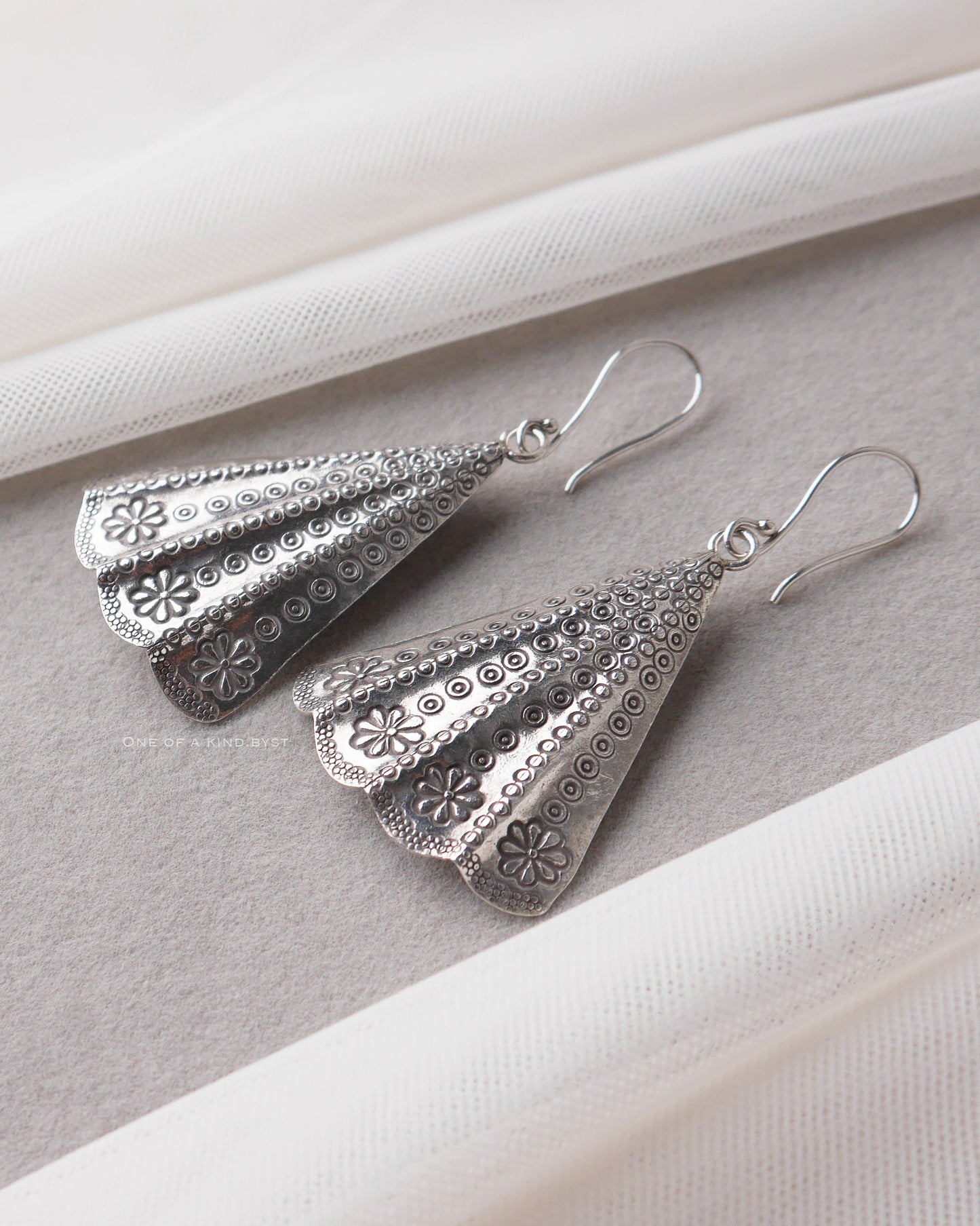 KSE41 カレンシルバー ピアス<Pattern Frilly fan フック>