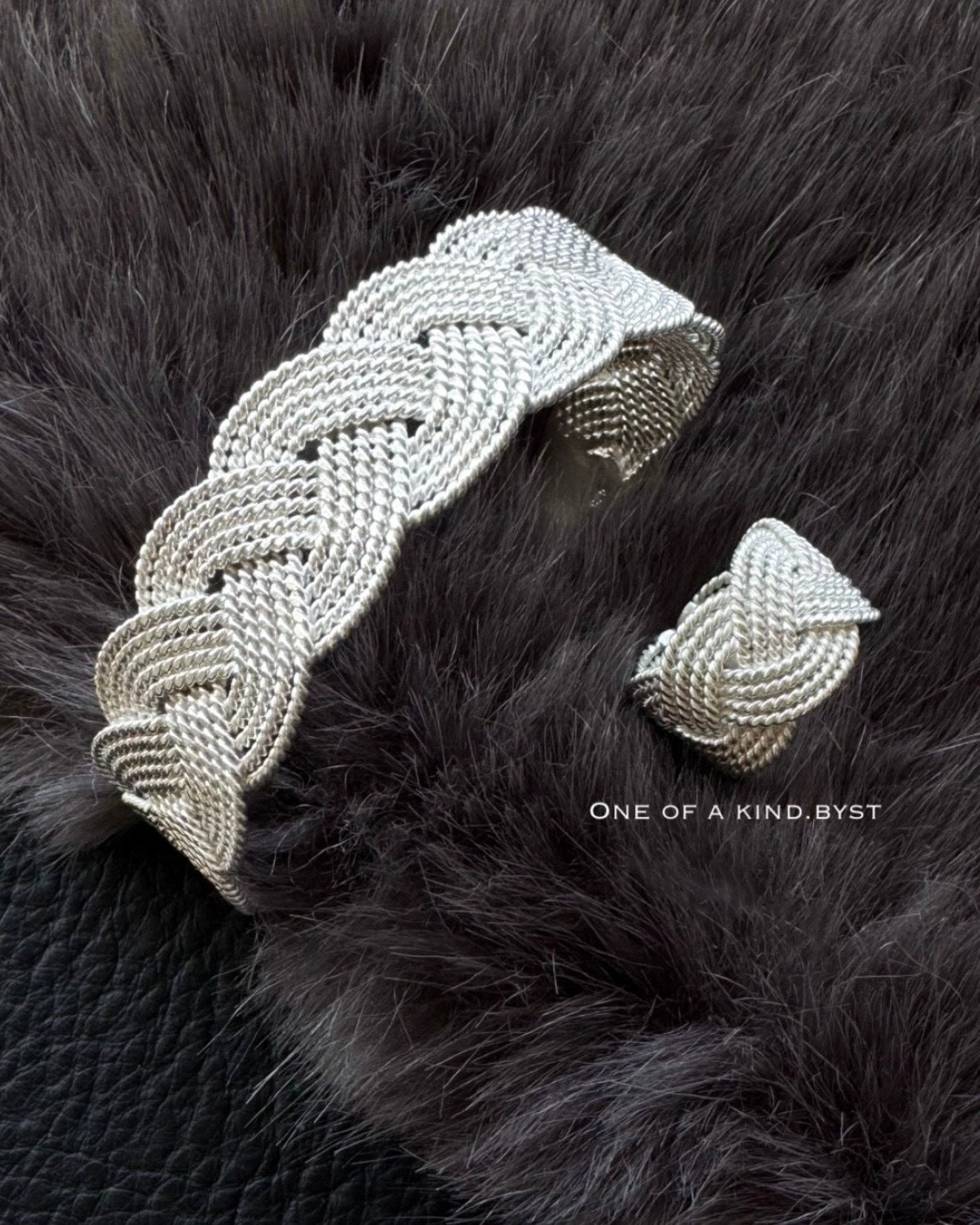 一点のみ KSBA8 カレンシルバー White 編上げバングル